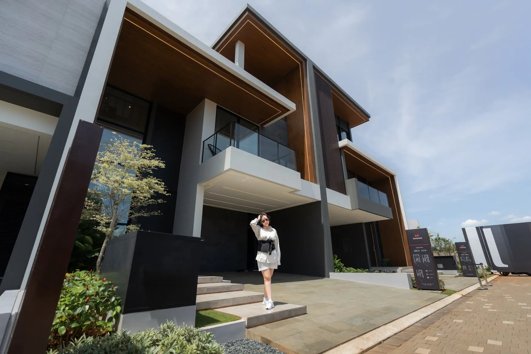 Vina Saputra di depan rumah modern